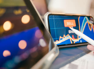 Obchodník na viacerých trhoch skúmajúci opcie na Bitcoin, Ethereum a forex